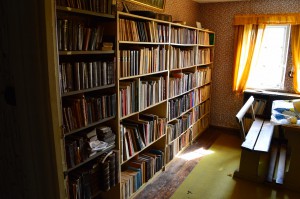 På loftet finder man Mads i æ Linds  bogsamling.