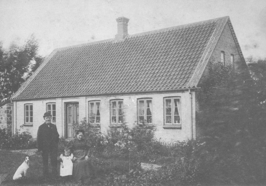 Peder Helbæk Knudsen og Caroline med barnebarnet Magda