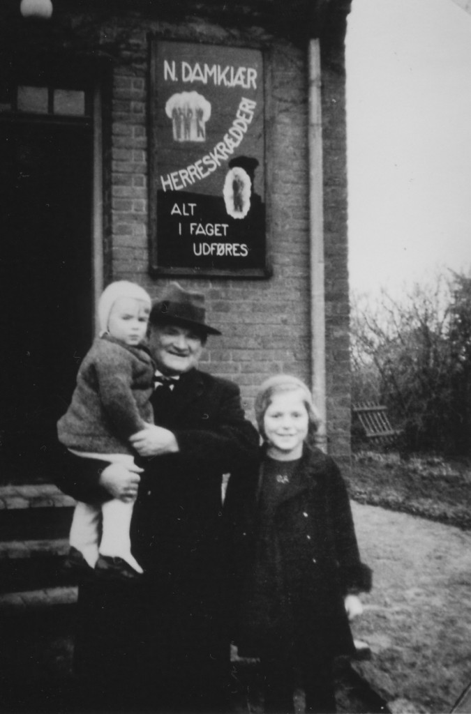 Herreskrædder Niels Damkjær med barnebarn Niels og nabobarn Inga Dec. 1944