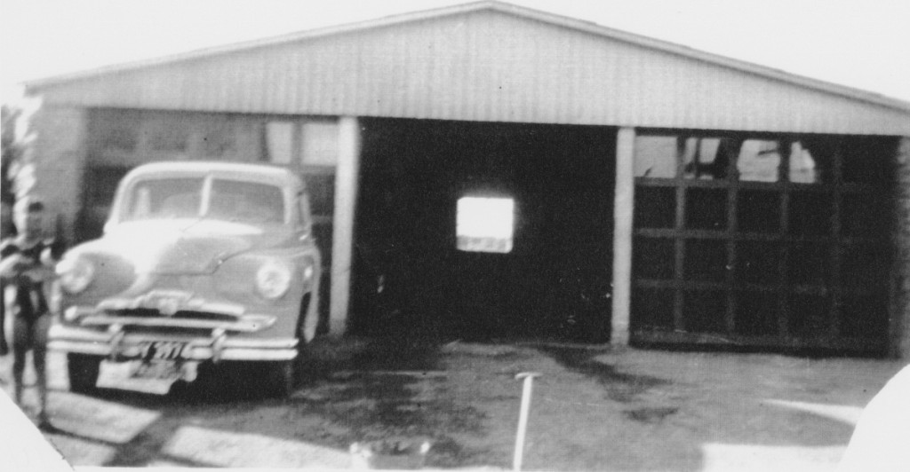 Garagen med standard Vanguard - lillebil og skolevogn år 1953