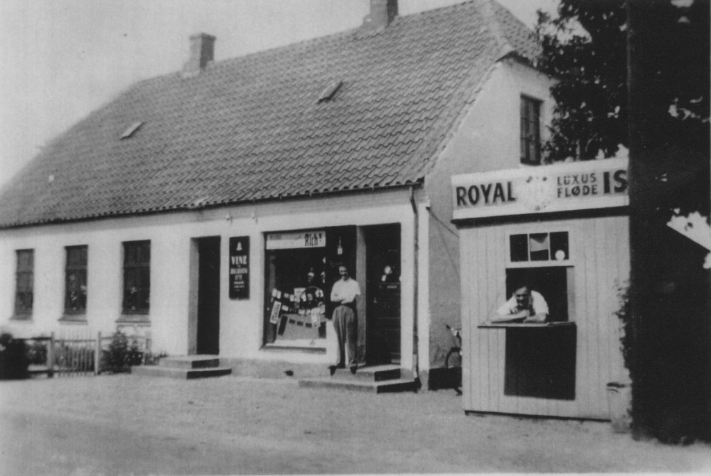 Købmands forretning. I døren købmand E. Frøstrup år ca. 1960