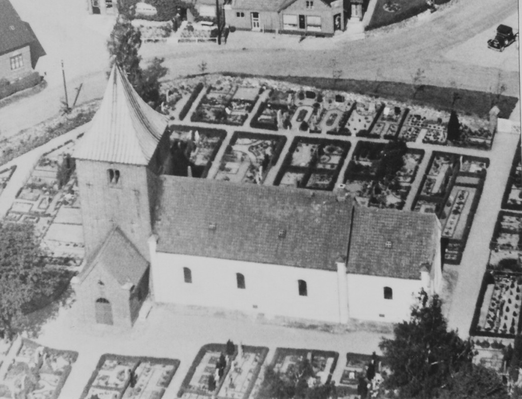 Luft foto af kirken 1951