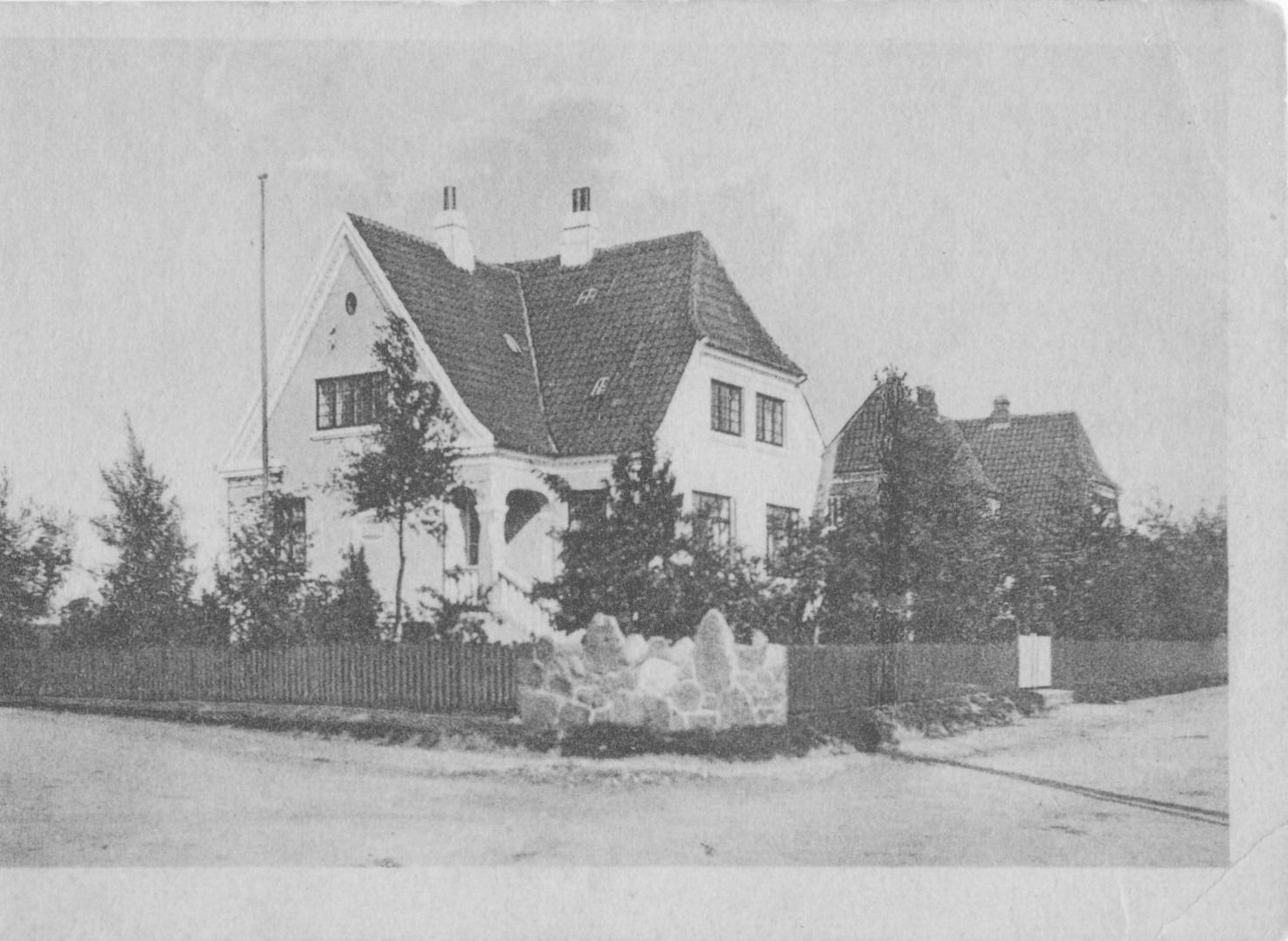 Huset på hjørnet af Gramrodevej og Bjerrevej. Her fotograferet i midten af 1930-erne. Huset blev bygget i 1915 af murermester Chr. Bøttker. Fra 1918 brugte Vejle Amt huset som bolig for jordemoderen. 